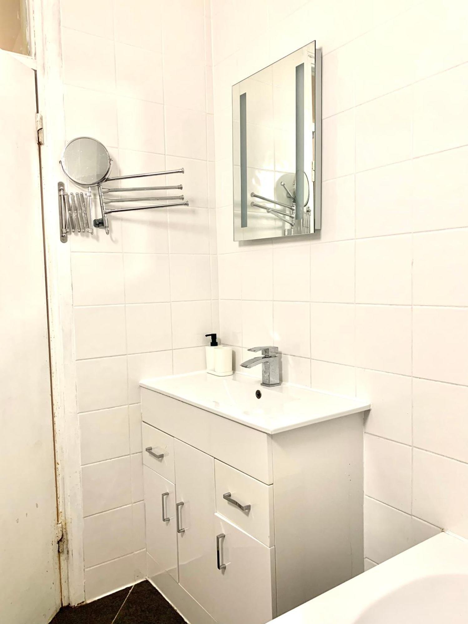 Cosy 2 Bedroom Apartment In Swiss Cottage. Londra Esterno foto